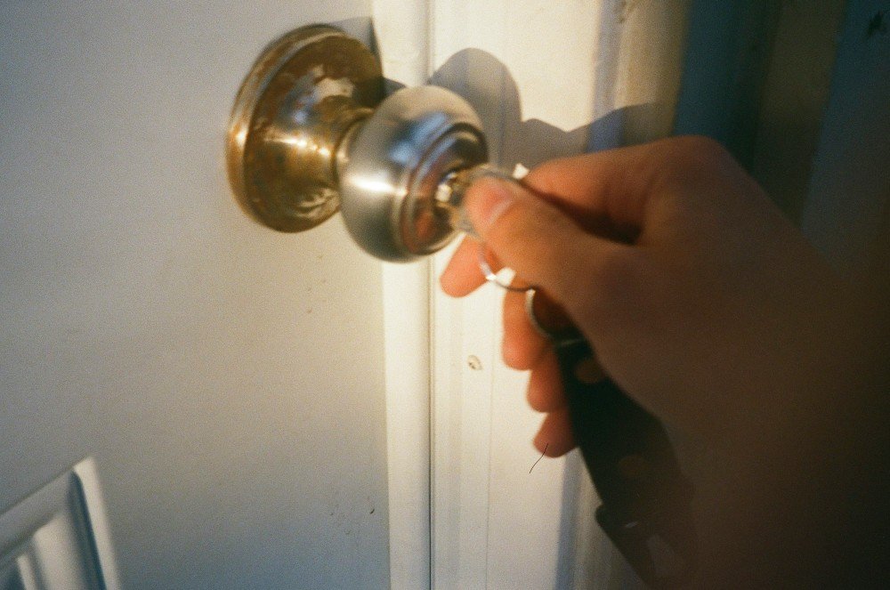 Clé introduite dans une serrure à bouton en laiton
